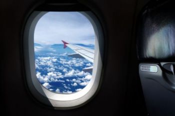 Motivul pentru care insotitorii de zbor te roaga sa ridici obloanele ferestrelor la decolare si aterizare