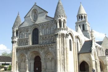 Daca ajungeti in vestul Frantei, va recomandam sa vizitati orasul Poitiers!