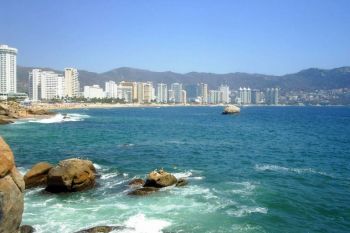 Acapulco - kilometri de plaje scaldate in Oceanul Pacific