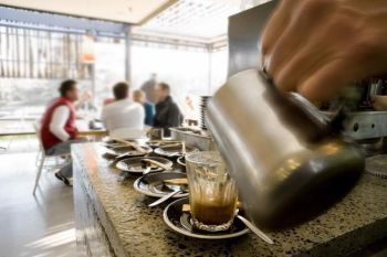 Cafeneaua franceza in care clientii sunt taxati pentru lipsa de politetec