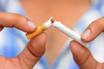 Fumatul, interzis in spatiile de joaca in aer liber din Paris