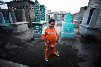 Orasul mortilor : povestea cartierului in care sute de mii de oameni traiesc printre morminte (FOTO)