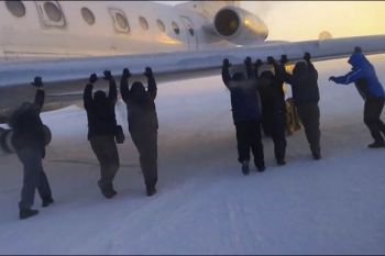 Numai in Rusia: Pasagerii unui avion, nevoiti sa impinga aparatul de zbor pentru a-l ajuta sa decoleze