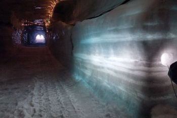 Un tunel sapat in inima unui ghetar este cea mai noua atractie turistica a Islandei