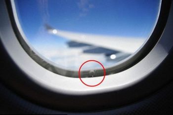 Detaliul pe care putini pasageri il observa: de ce sunt gaurite ferestrele avioanelor