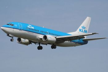 Un pilot al companiei KLM este considerat erou dupa ce a aterizat de urgenta la Bucuresti, pentru a salva viata unui copil