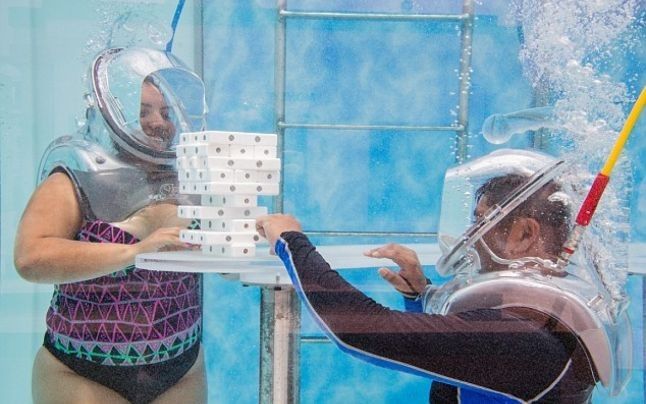 A fost inaugurat primul bar subacvatic din lume, unde clientii sunt serviti cu oxigen