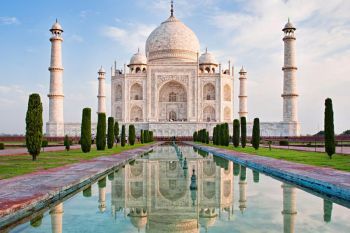 Taj Mahal, in pericol: monumentul din marmura alba capata nuante galbene si verzi din cauza poluarii