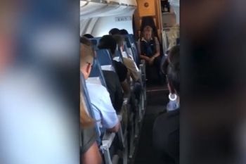 O stewardesa a fost arestata dupa ce a fost surprinsa beata in timpul unui zbor