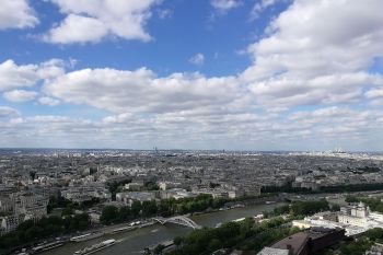 Nu se inclina niciodata mai mult de 7 cm, chiar si cand vantul este foarte puternic. 10 lucruri interesante despre Turnul Eiffel - foto 3