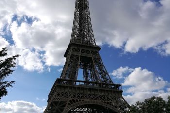 Nu se inclina niciodata mai mult de 7 cm, chiar si cand vantul este foarte puternic. 10 lucruri interesante despre Turnul Eiffel - foto 4