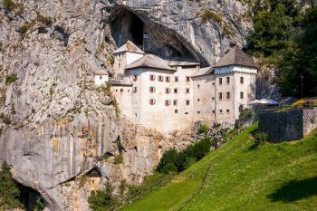 Descoperiți castelul Predjama din Slovenia!