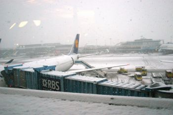 Peste 200 de zboruri au fost anulate pe aeroportul din Frankfurt din cauza ninsorii si a poleiului