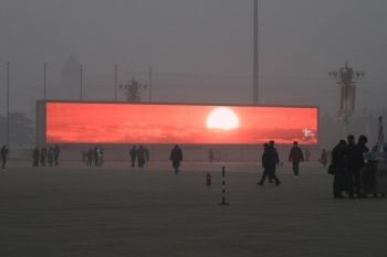La Beijing, se proiecteaza virtual apusul de soare, care nu se mai vede din cauza poluarii