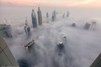 Imagini superbe cu orasul Dubai invaluit de nori