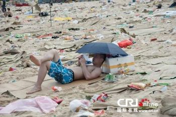 O plaja de groaza: Oamenii isi intind prosoapele pe mormane de gunoaie