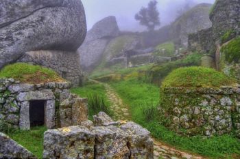 Satul din Portugalia construit in bolovani uriasi pare desprins din povesti (GALERIE FOTO)