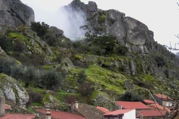 Satul din Portugalia construit in bolovani uriasi pare desprins din povesti (GALERIE FOTO) - foto 4