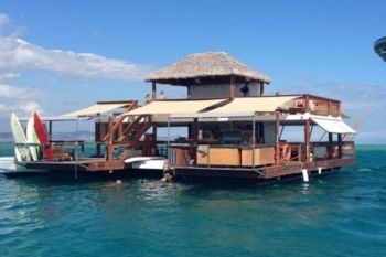 Pizzeria plutitoare din Fiji, o noua atractie inedita pentru turisti