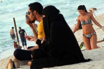 Lucruri interzise in Dubai: chiflele cu mac, siropul de tuse si sarutul in public te pot trimite direct la inchisoare