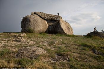 Casa desprinsa parca din Epoca de Piatra, atractie turistica in Portugalia: misterul adapostului primitiv din muntii Fafe