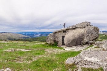 Casa desprinsa parca din Epoca de Piatra, atractie turistica in Portugalia: misterul adapostului primitiv din muntii Fafe - foto 3