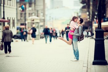 Topul celor mai neobisnuite legi: Mancatul sau sarutul in public pot fi pedepsite cu inchisoarea
